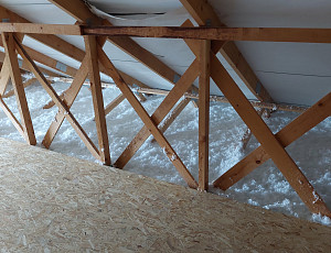 Zateplení novostavby typu bungalov foukanou izolací